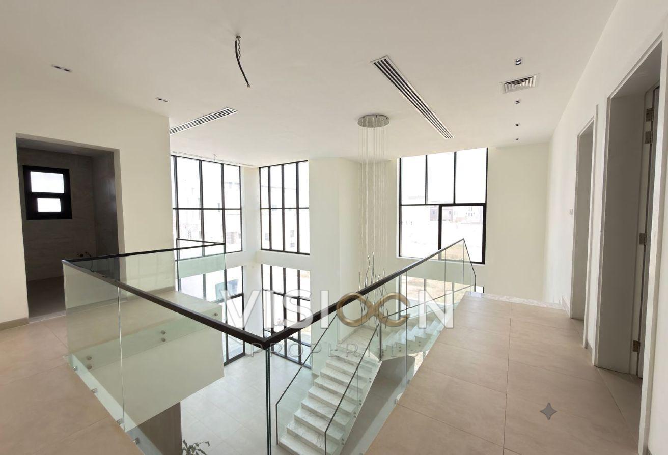 specious 5 BR - elegant - modern villa photo 9