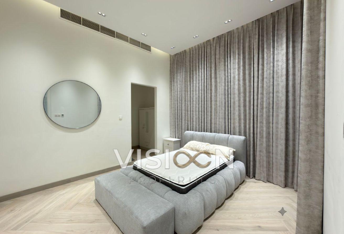 specious 5 BR - elegant - modern villa photo 14