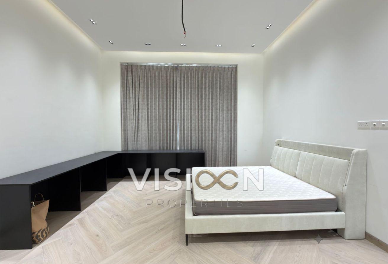 specious 5 BR - elegant - modern villa photo 12