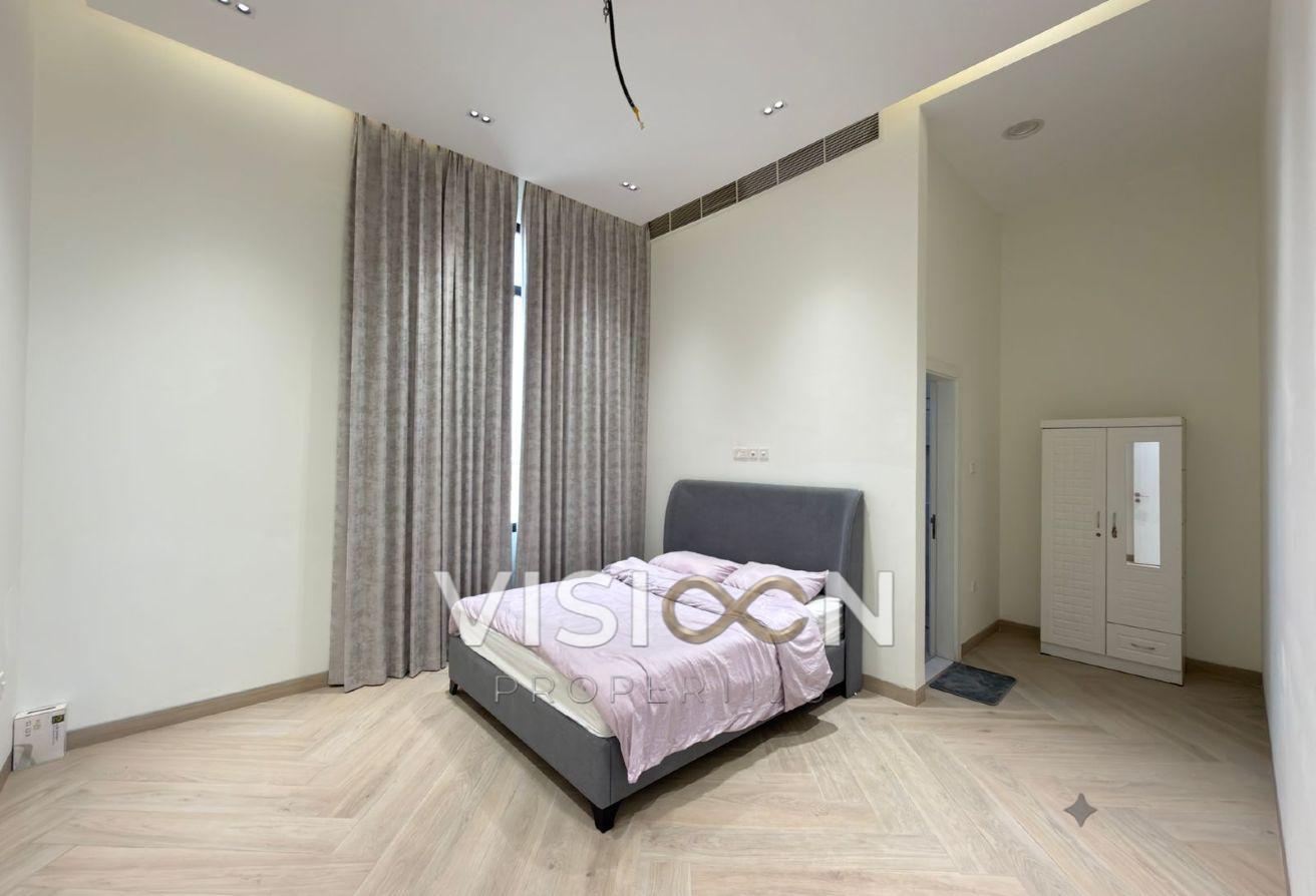 specious 5 BR - elegant - modern villa photo 11