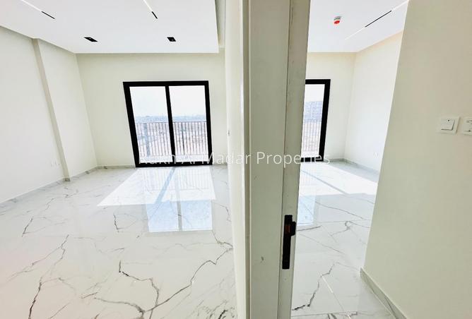 1 BR Apartment in Al Warsan with Water View photo 2