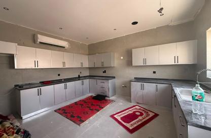 Villa - 5 Bedrooms - 6 Bathrooms for rent in Al Aweer 1 - Al Aweer - Dubai