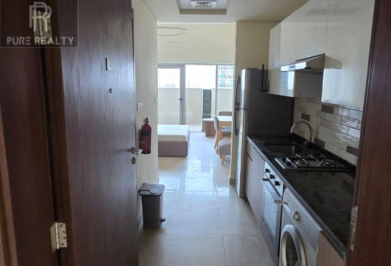 12 Cheques| Near Metro | Spacious Layout photo 5