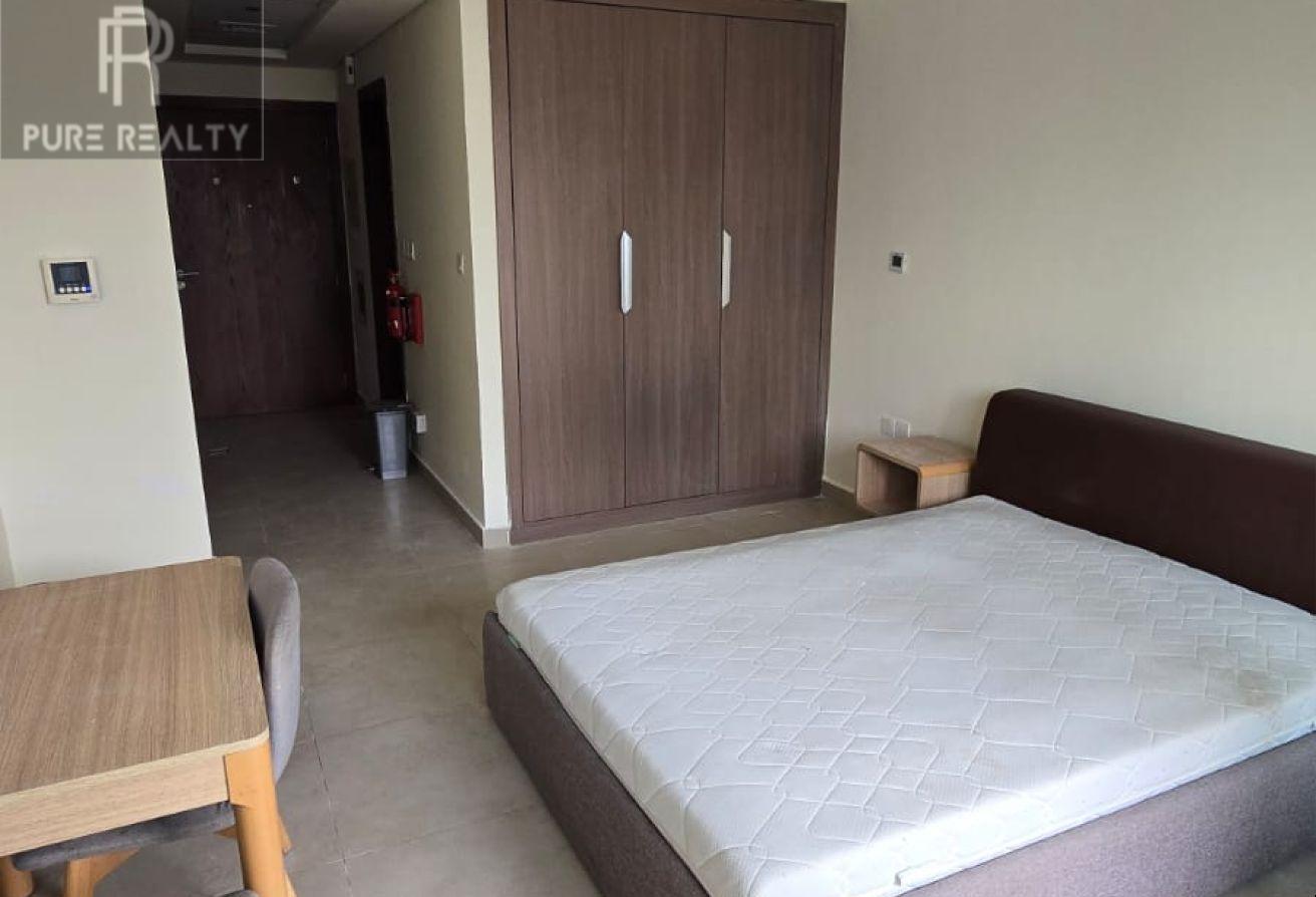 12 Cheques| Near Metro | Spacious Layout photo 2