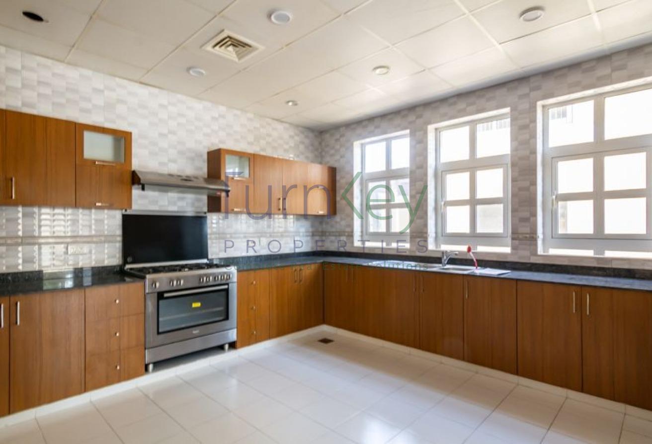 5 Bed| Fully Equipped Kitchen | Landscaped Garden photo 9