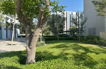 شقة - غرفة نوم - 2 حمامات للبيع في الطراز - حي نسيج - الجادة - الشارقة