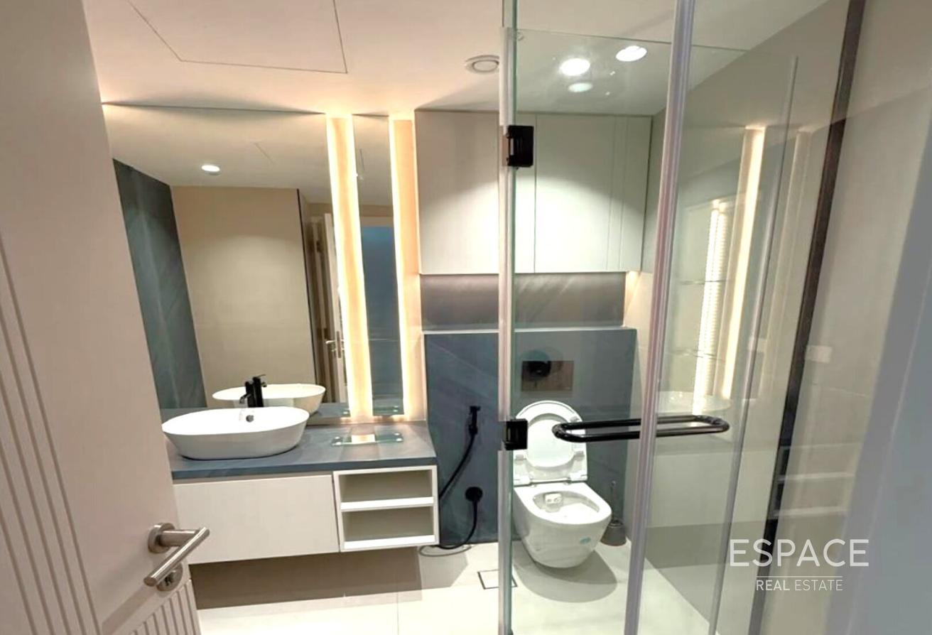Luxury 2 Bedrooms | Furnished | Upgraded photo 9