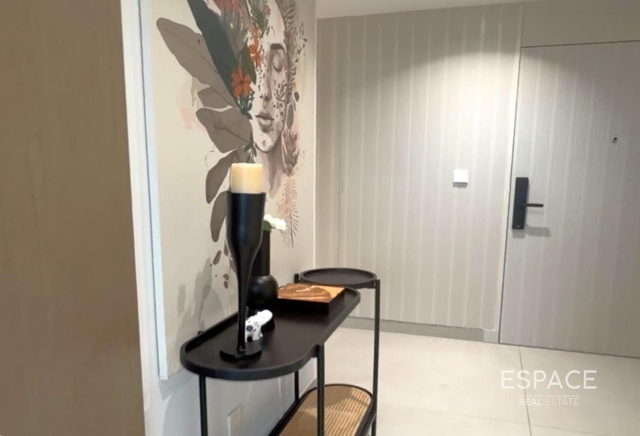 Luxury 2 Bedrooms | Furnished | Upgraded photo 6