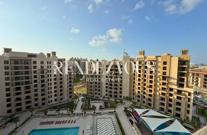 Apartment - 2 Bedrooms - 2 Bathrooms for rent in Al Jazi 4 - Madinat Jumeirah Living - Umm Suqeim - Dubai