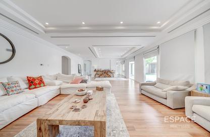 Villa - 5 Bedrooms - 5 Bathrooms for rent in Meadows 6 - Meadows - Dubai
