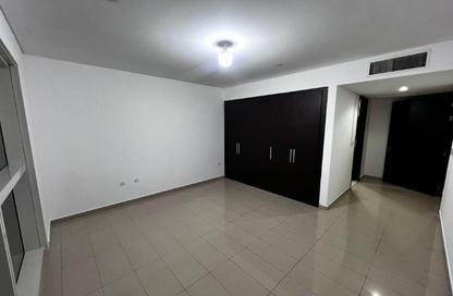 Apartment - 1 Bedroom - 2 Bathrooms for rent in RAK Tower - Marina Square - Al Reem Island - Abu Dhabi