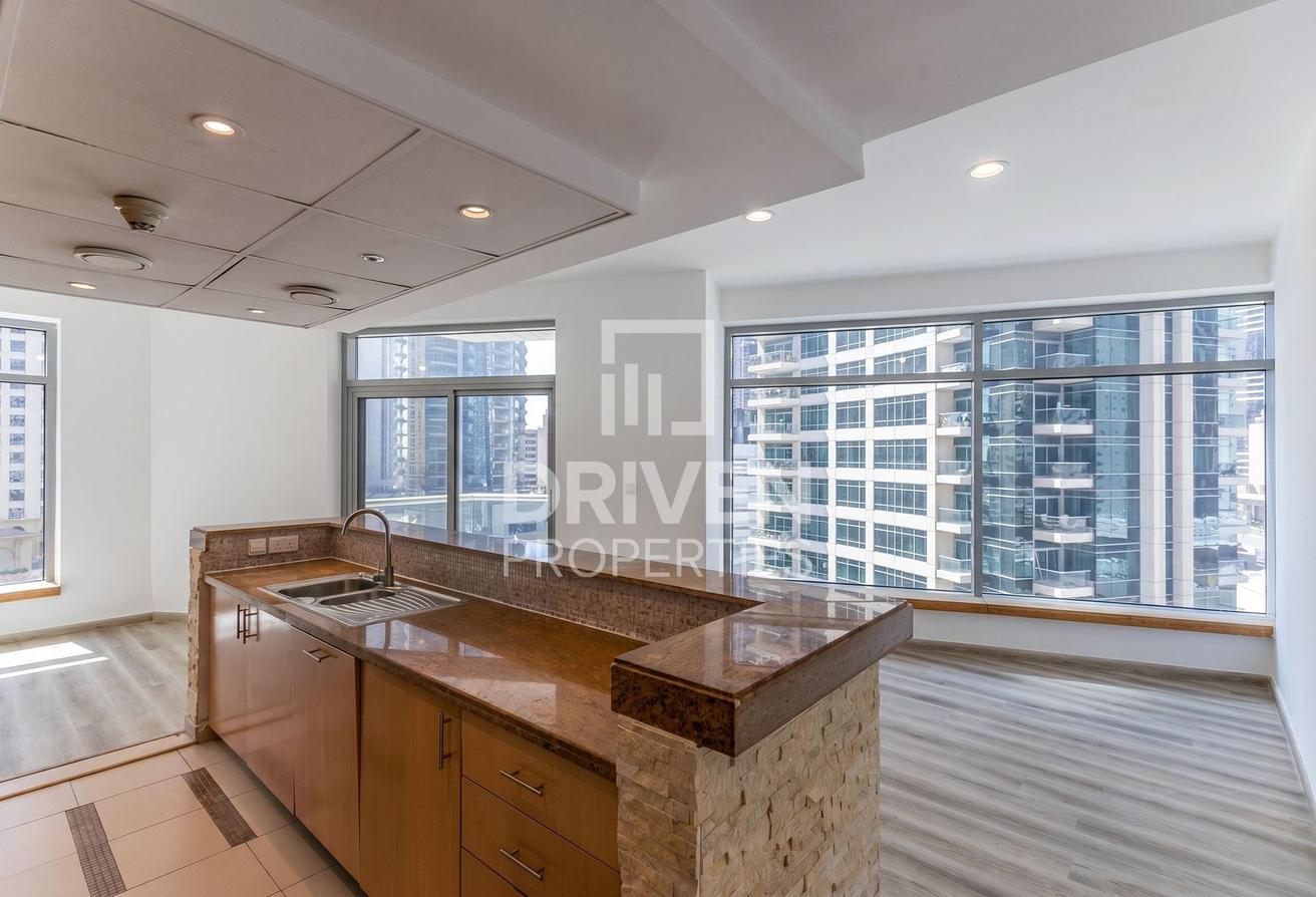 Stylish Unit | Ready to Move in | Marina View photo 2