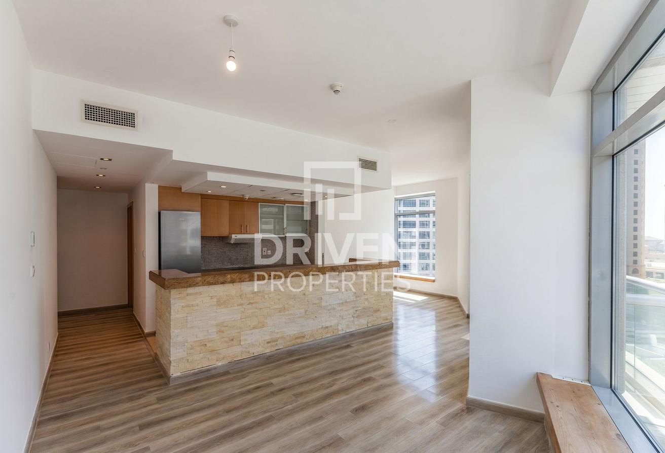 Stylish Unit | Ready to Move in | Marina View photo 9