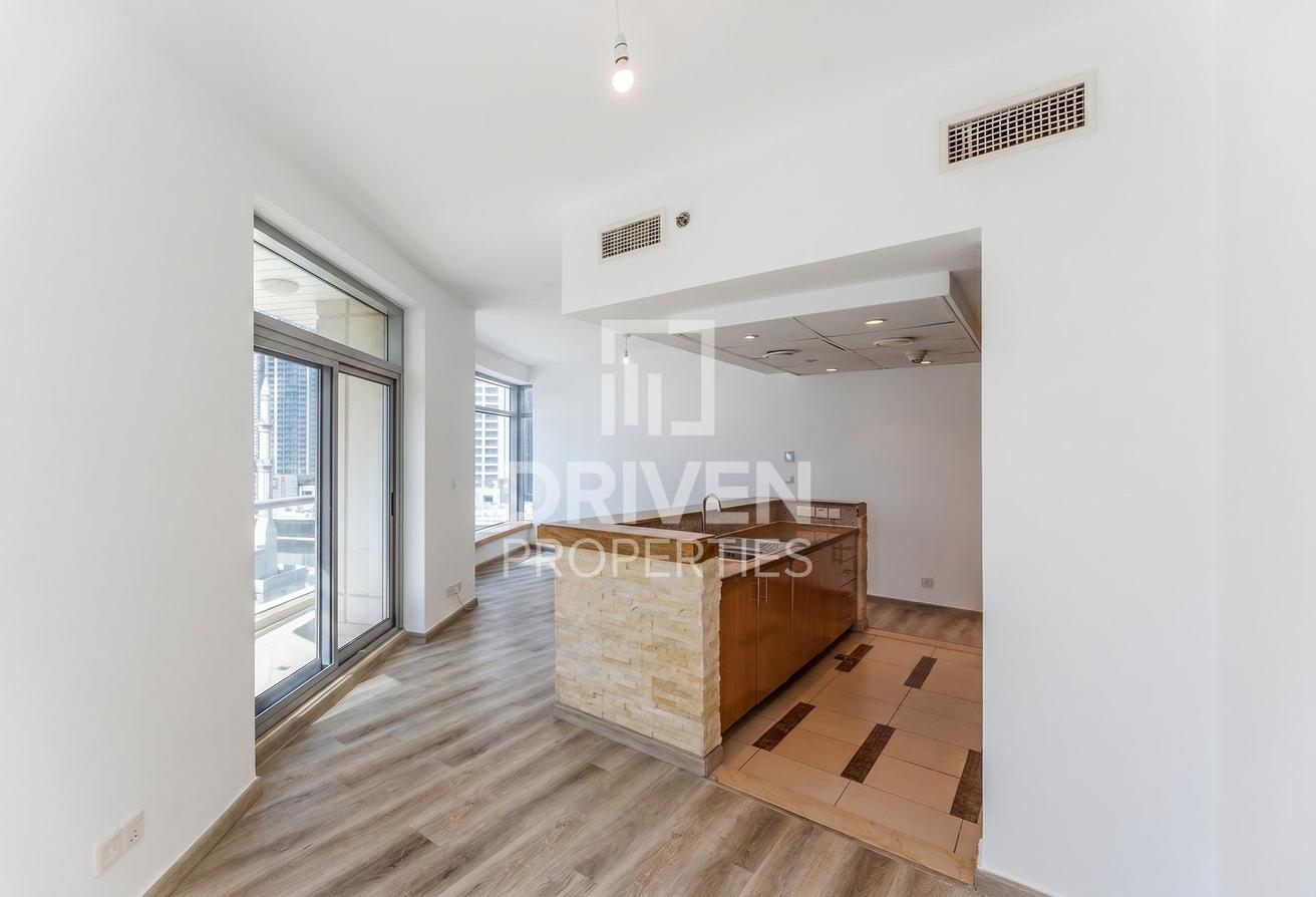 Stylish Unit | Ready to Move in | Marina View photo 3