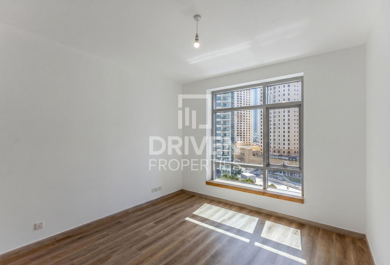 Stylish Unit | Ready to Move in | Marina View photo 5