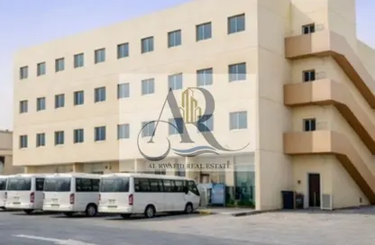 سكن عمال - استوديو للايجار في بناية اس جي 10 - المنطقة الصناعية رقم 10 - المنطقة الصناعية بالشارقة - الشارقة