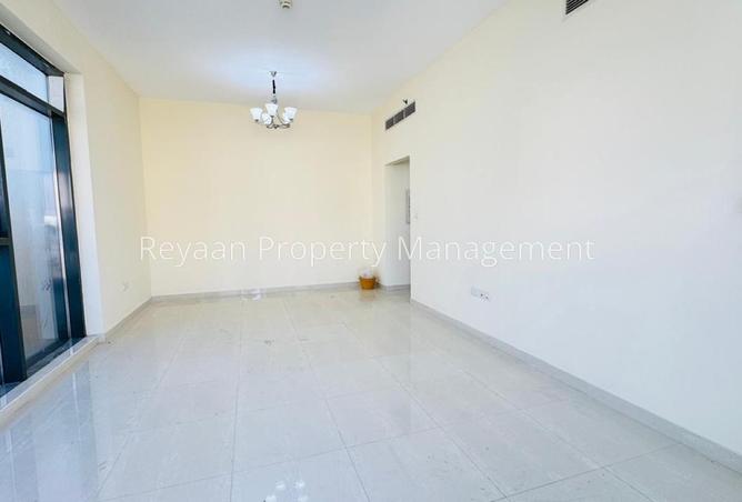 2bhk Lavish Living Room Laundry Room Parking photo 3