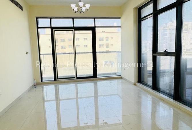2bhk Lavish Living Room Laundry Room Parking