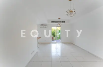 فيلا - 2 غرف نوم - 2 حمامات للايجار في الينابيع 15 - الينابيع - دبي