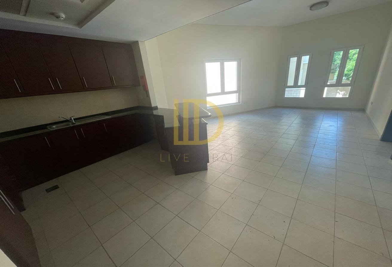1 Bed + Storage | V-Type | Vacant | Close to Metro photo 4