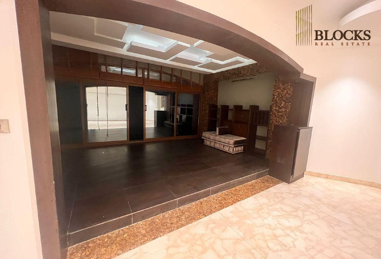 Upgraded 4BR Villa | Private Pool | Huge Layout photo 3