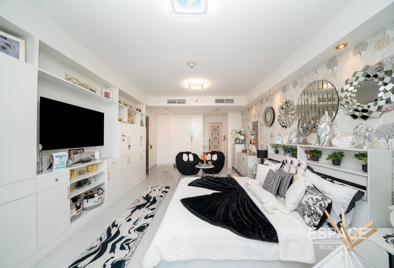 Luxury Penthouse| Private Pool| Fully Upgraded photo 5