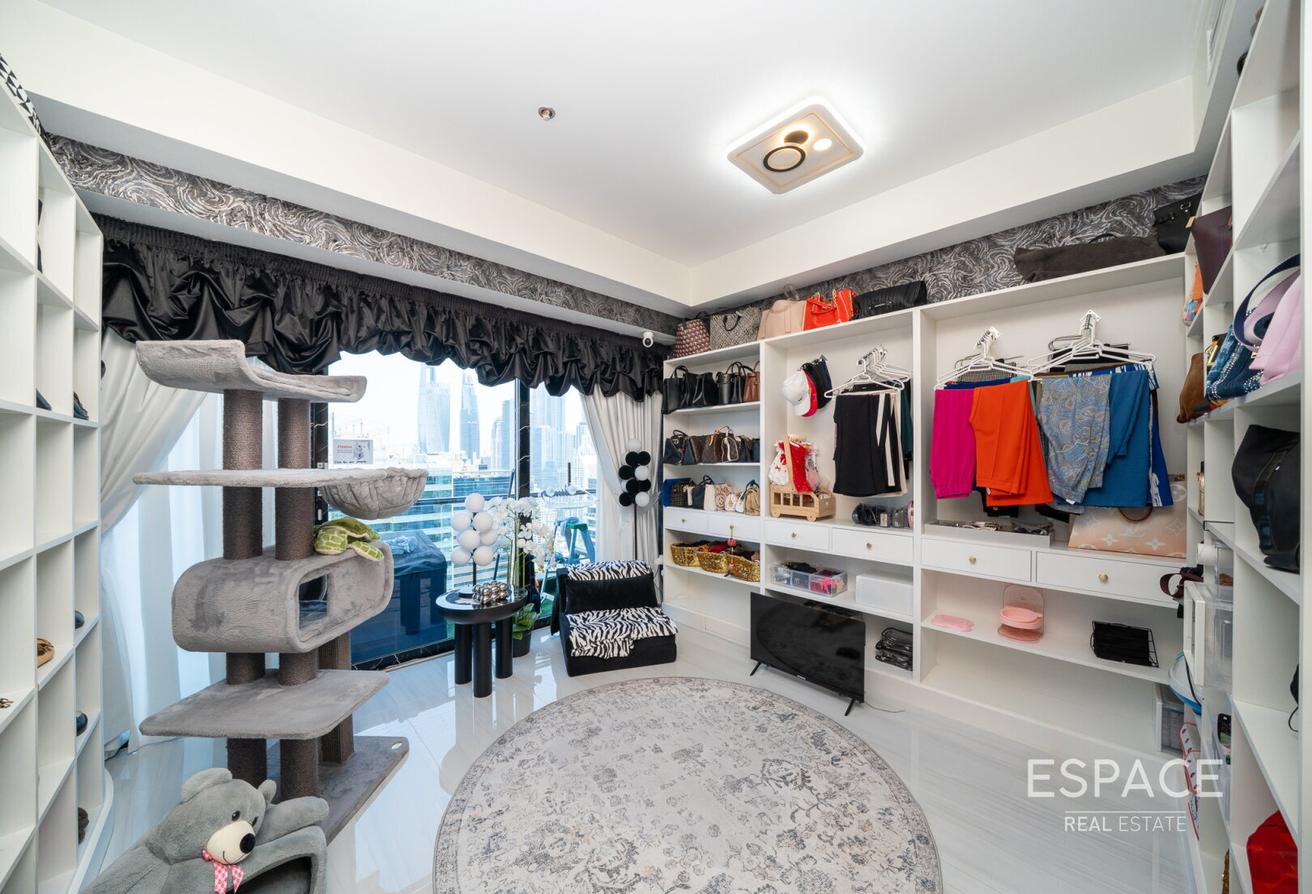 Luxury Penthouse| Private Pool| Fully Upgraded photo 7