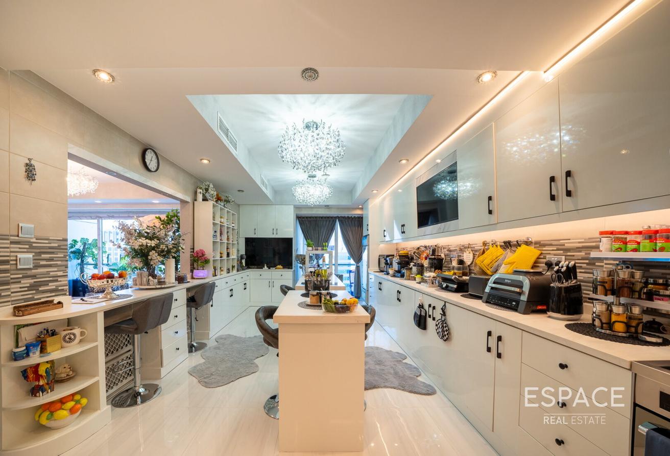 Luxury Penthouse| Private Pool| Fully Upgraded photo 14