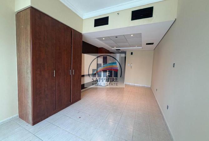 Studio Apartment in JLT with Lake View photo 3