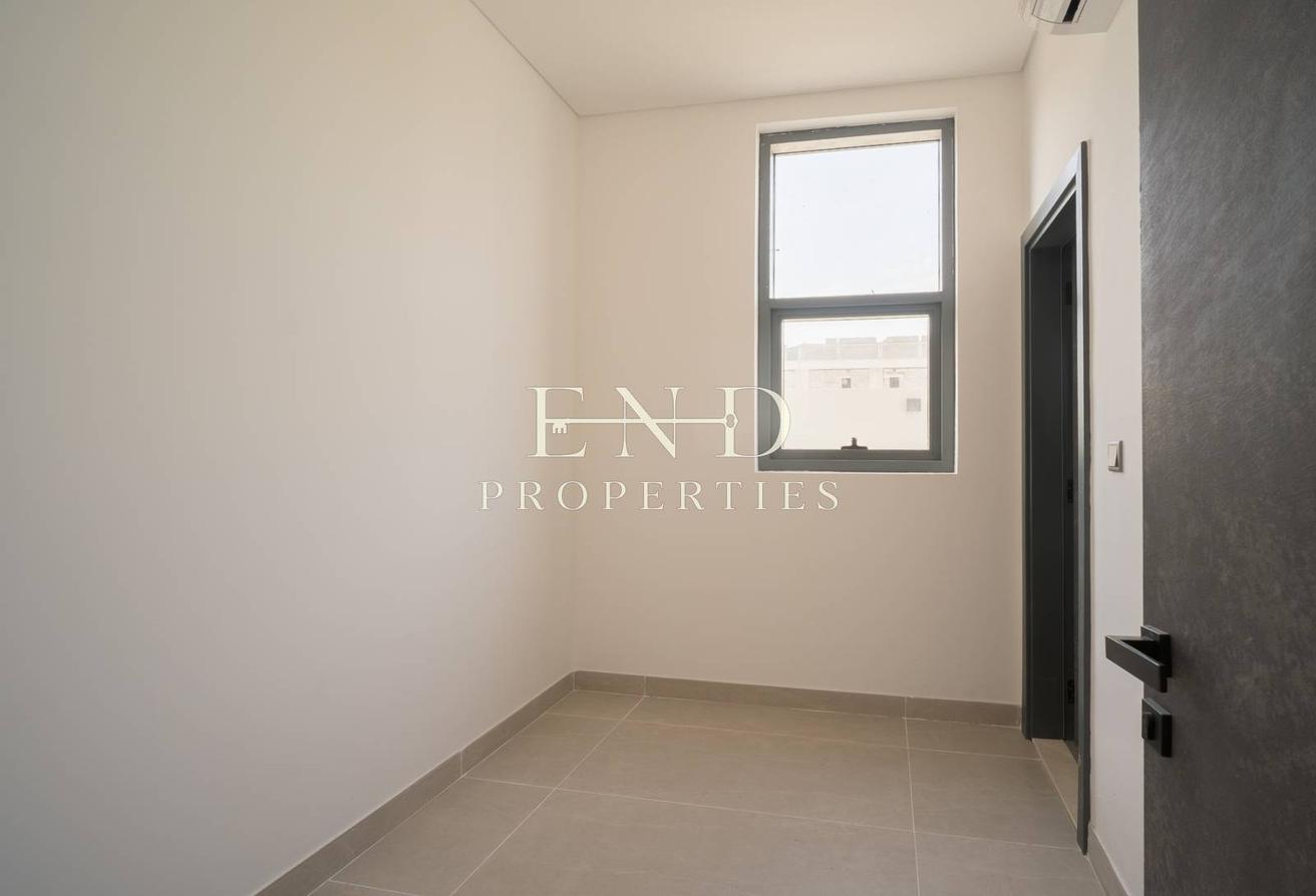 Vacant | Custom-Built | Elevator photo 9