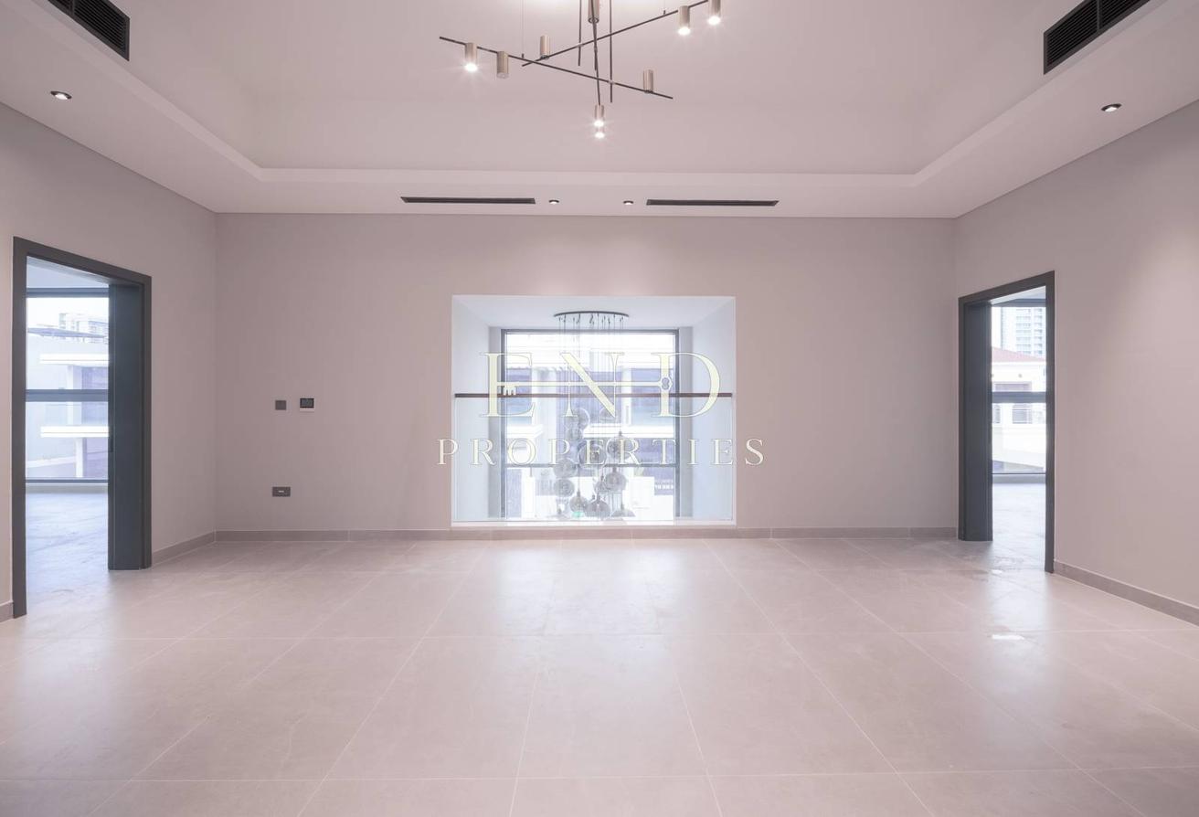 Vacant | Custom-Built | Elevator photo 12