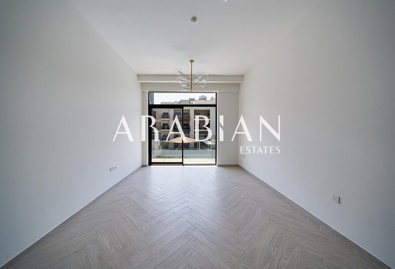 Large Layout | Mid Floor | Luxury Building | Study photo 2