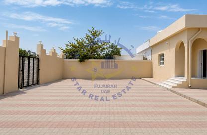 Villa - 2 Bedrooms - 3 Bathrooms for rent in Downtown Fujairah - Fujairah