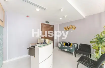 مكتب - غرفة نوم - 1 حمام للايجار في برج تشرشل للأعمال - أبراج تشرشل - الخليج التجاري - دبي