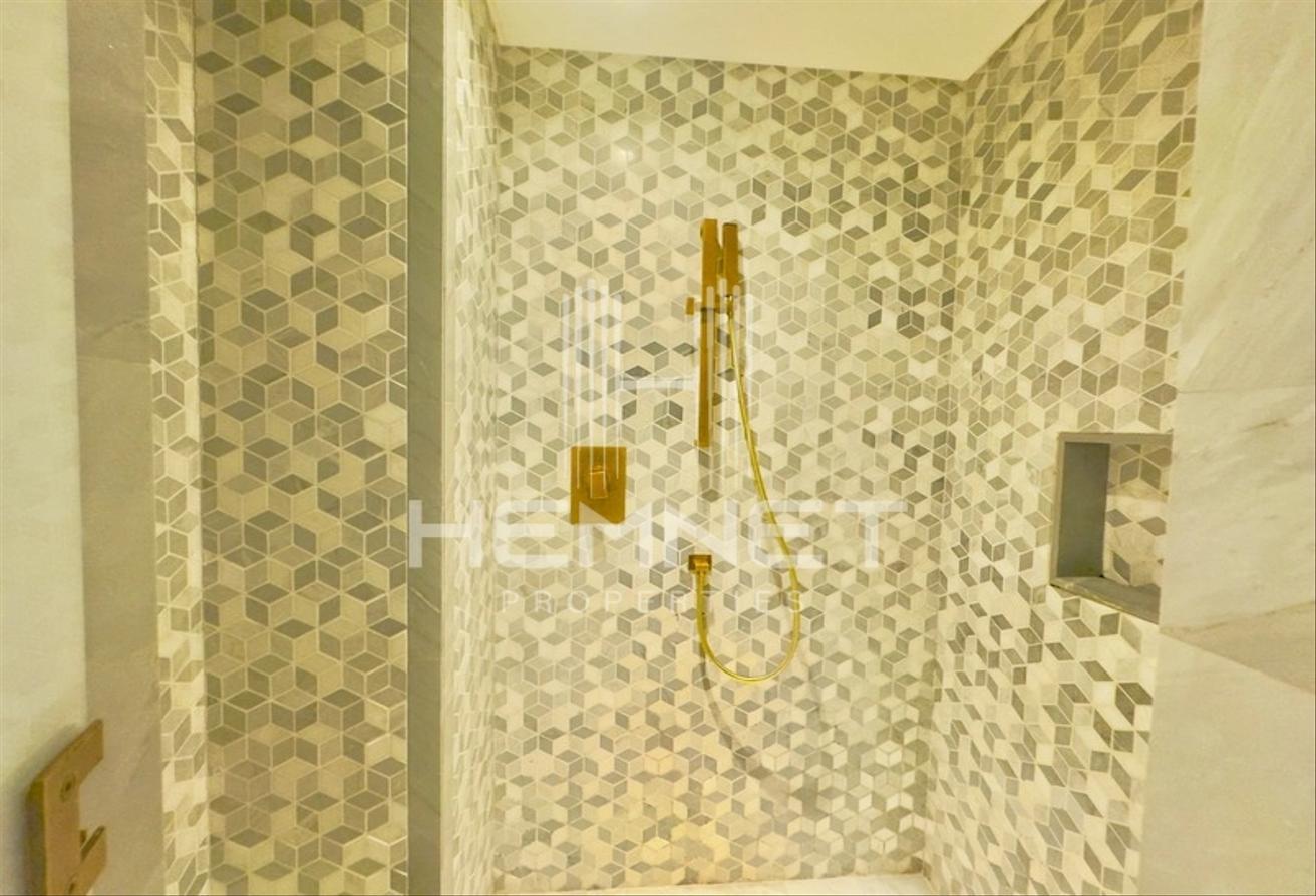 Luxurious Unit | Fully Furnished and Upgraded photo 16