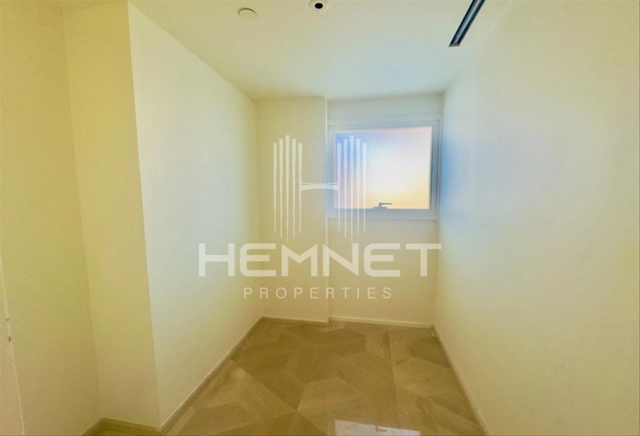 Luxurious Unit | Fully Furnished and Upgraded photo 11