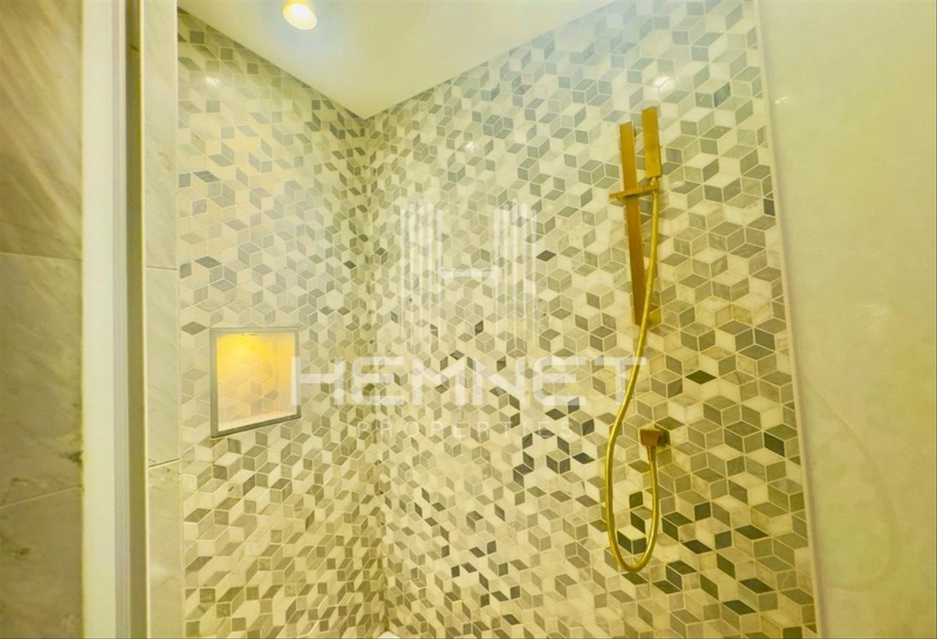 Luxurious Unit | Fully Furnished and Upgraded photo 24