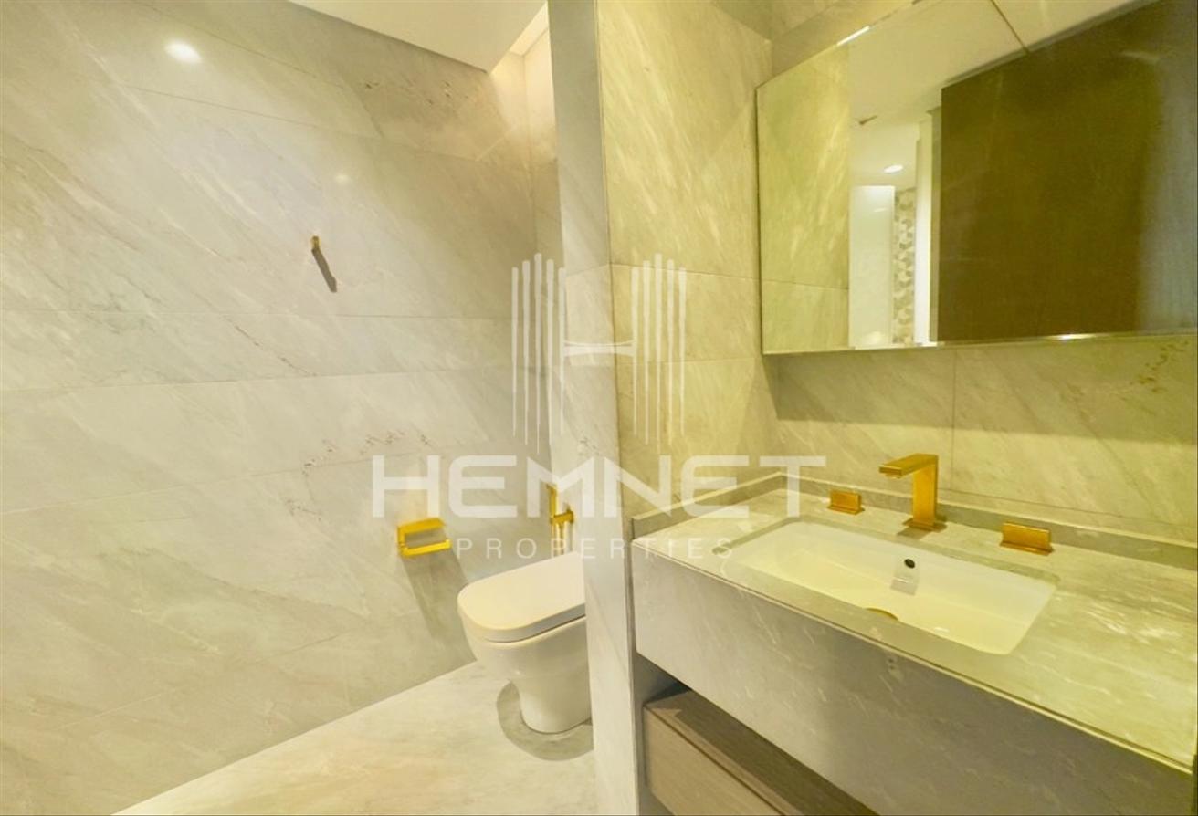 Luxurious Unit | Fully Furnished and Upgraded photo 23