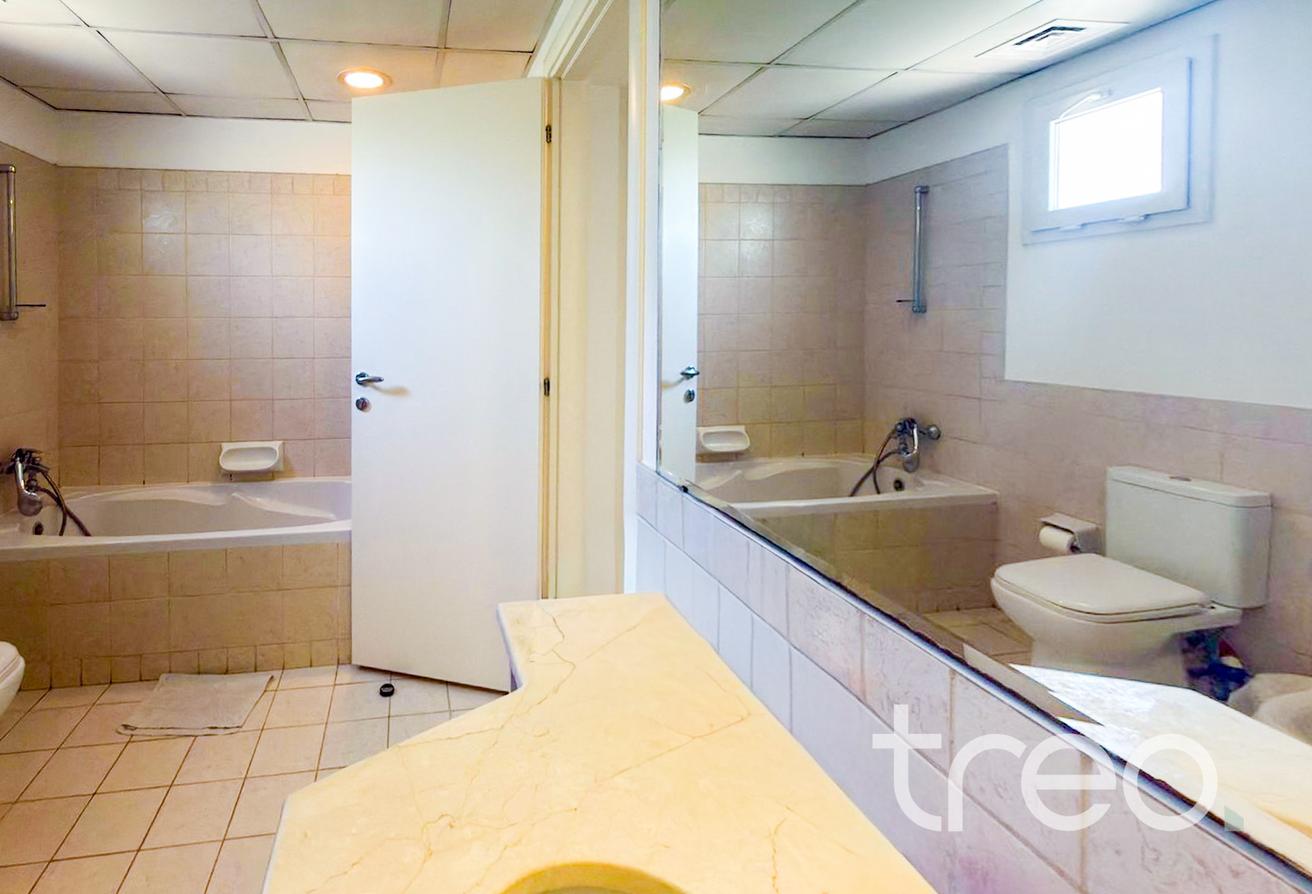 Large private garden |Great Location| Unfurnished photo 9