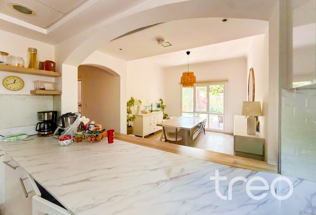 Large private garden |Great Location| Unfurnished photo 16