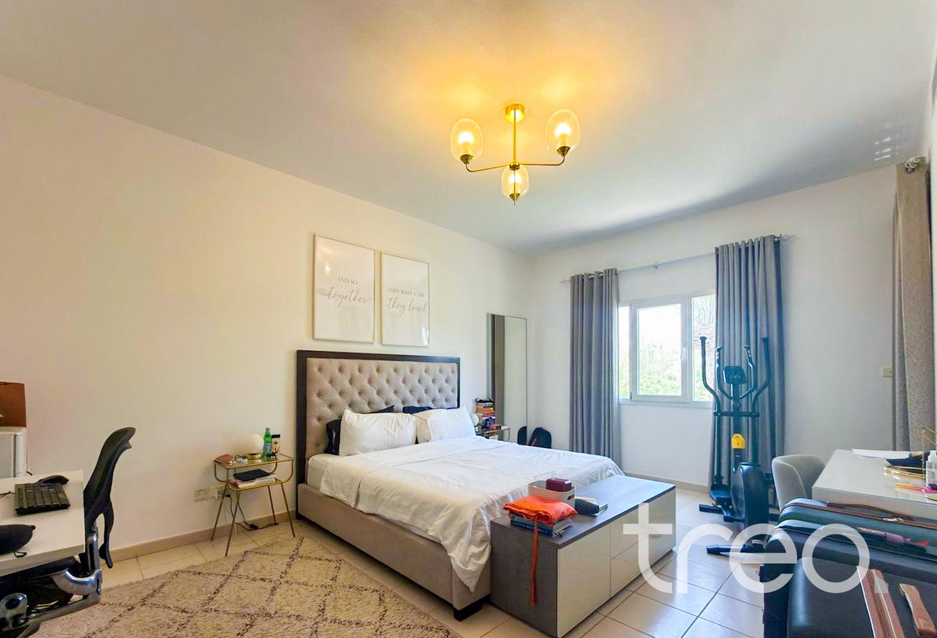 Large private garden |Great Location| Unfurnished photo 11