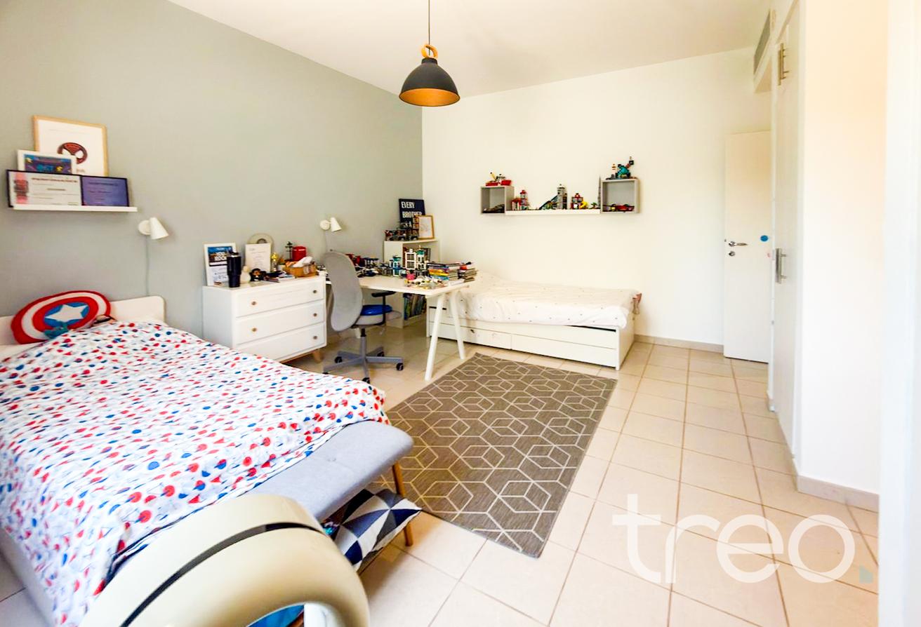 Large private garden |Great Location| Unfurnished photo 15