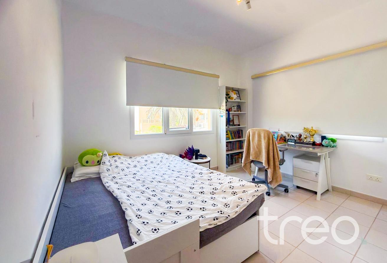 Large private garden |Great Location| Unfurnished photo 12