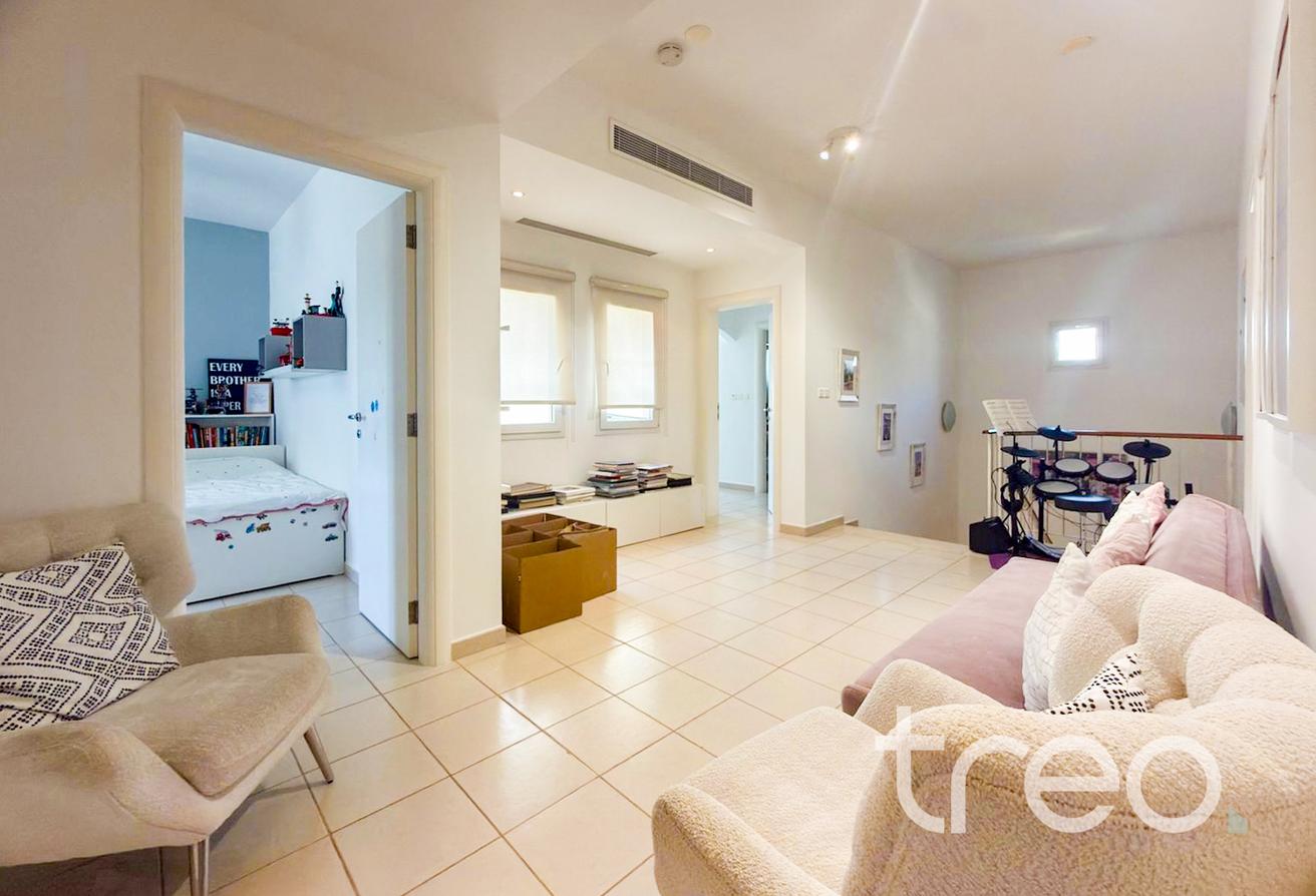 Large private garden |Great Location| Unfurnished photo 8