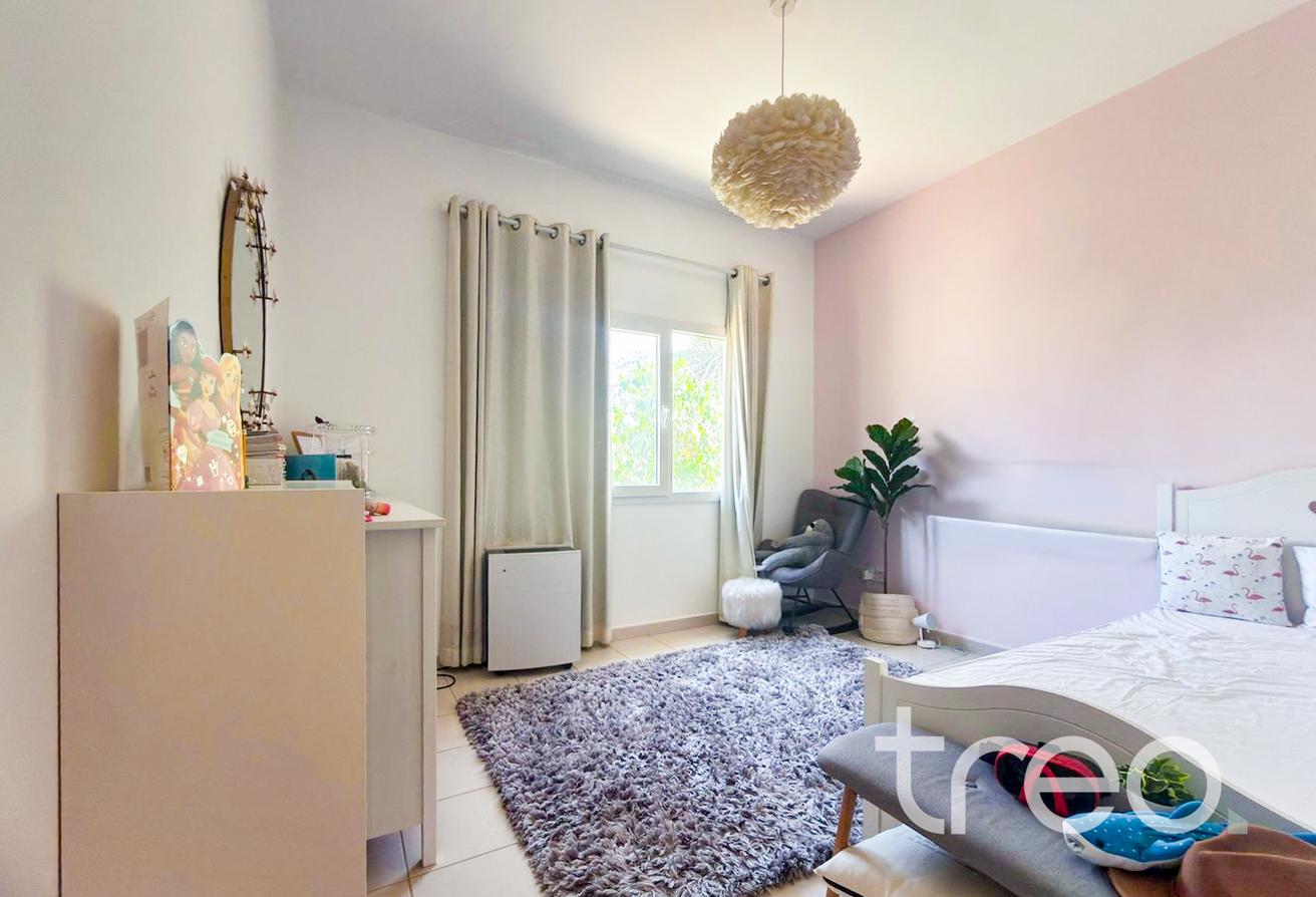 Large private garden |Great Location| Unfurnished photo 13