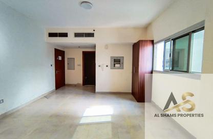 Apartment - Studio - 1 Bathroom for rent in Amwaj Building - Al Souk Al Kabeer - Bur Dubai - Dubai