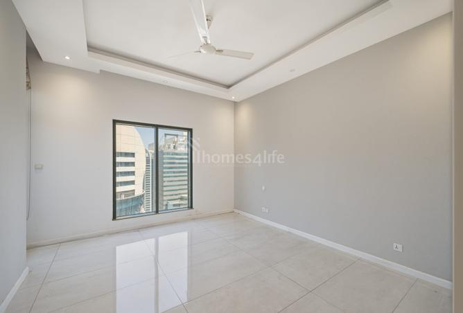 Elegant 3BR + Maid | High Floor | Green Lakes photo 2
