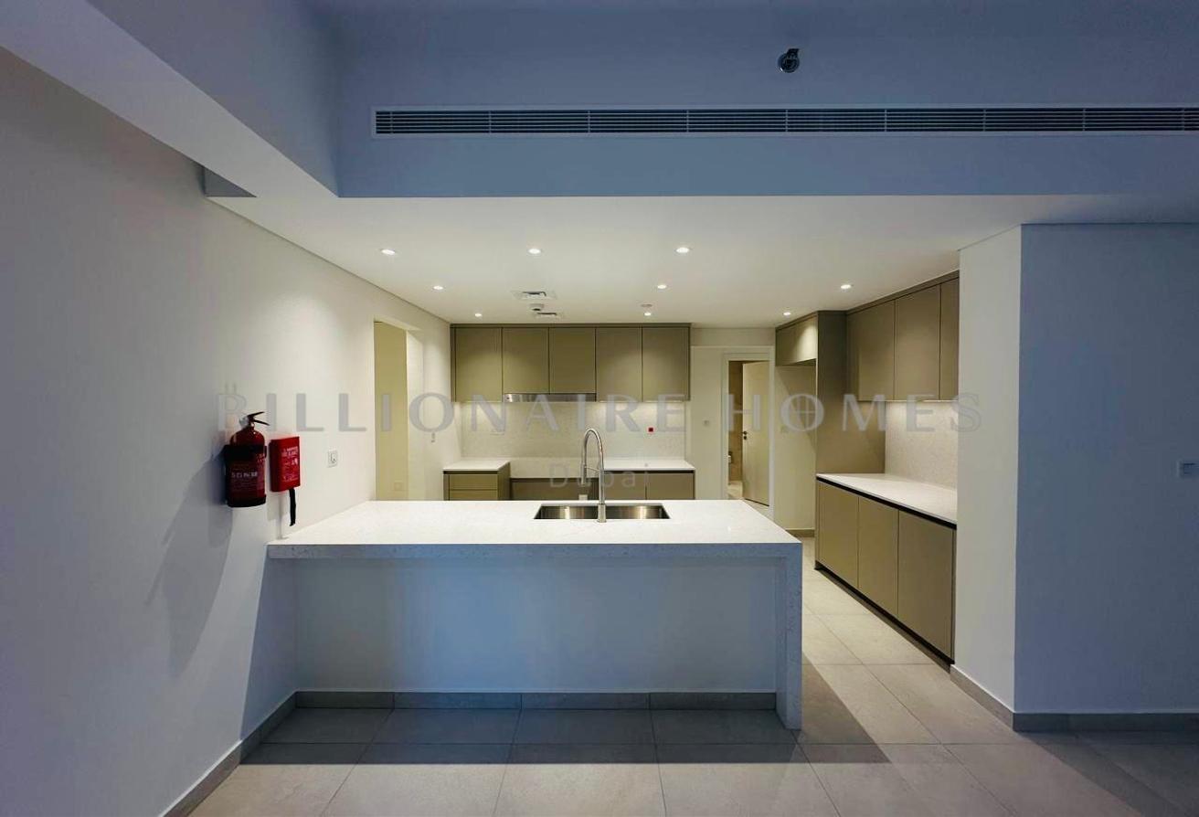 Spacious | Prime Location | Mid Floor photo 5