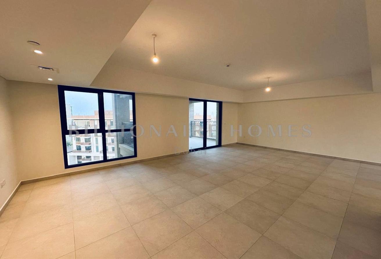Spacious | Prime Location | Mid Floor photo 3