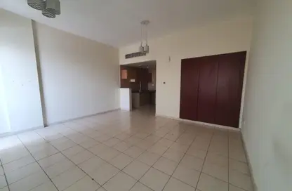 شقة - 1 حمام للايجار في مبنى واي21 - طراز إنجليزي - المدينة العالمية - دبي